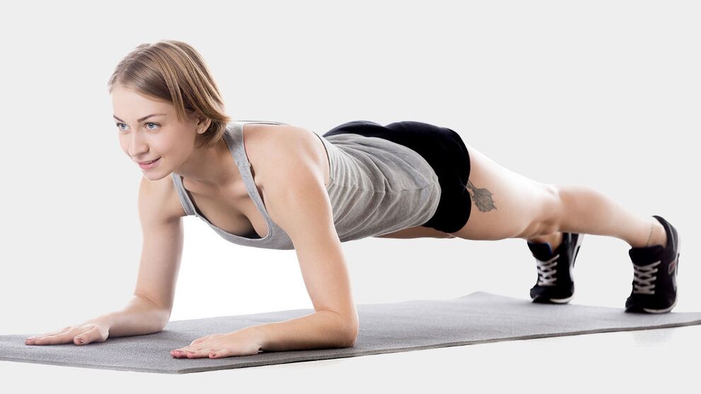 Planke, um Gewicht von den Seiten und vom Bauch zu verlieren