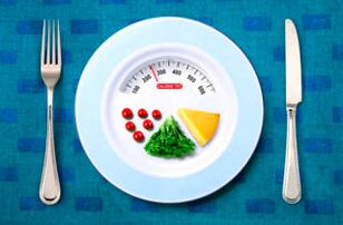 Essen auf einem Teller wiegen, um Gewicht zu verlieren