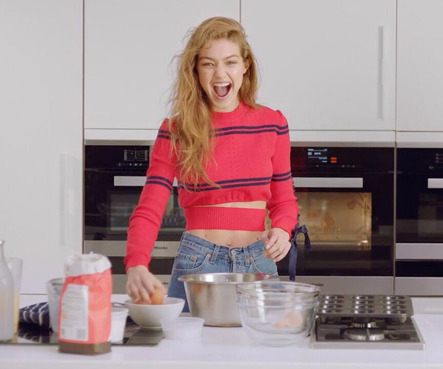 Ein schlankes Mädchen bereitet ein gesundes Frühstück zu