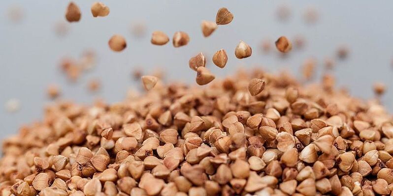 Buchweizen ist ein Getreide, das viele nützliche Komponenten enthält. 