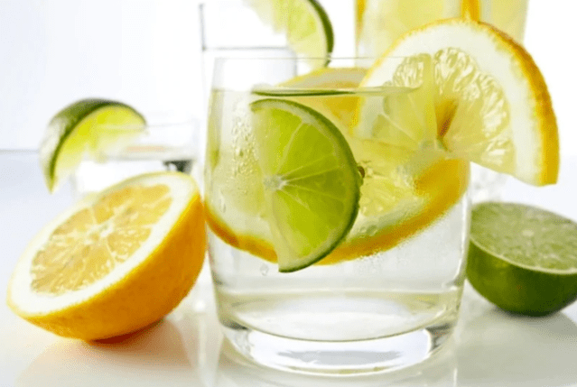 Zitronenwasser auf Diät