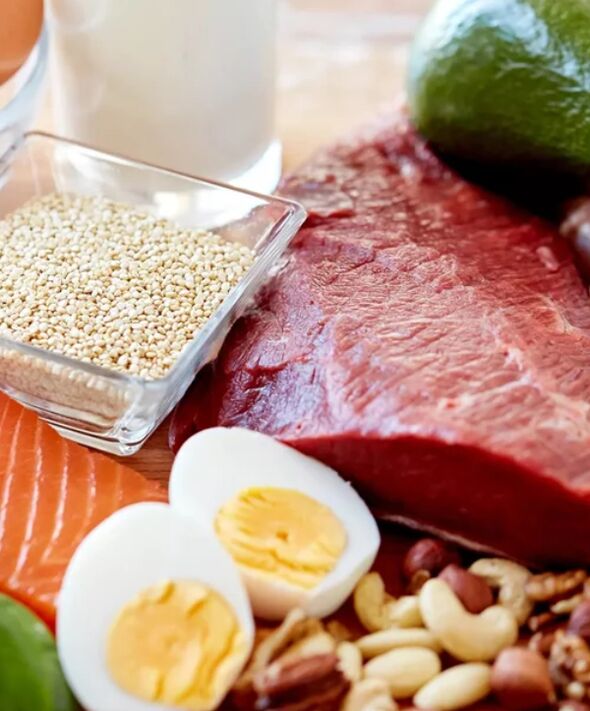 Die Ernährung bei Gastritis, Tabelle 4, beinhaltet die Verwendung von Eiern und magerem Fleisch. 
